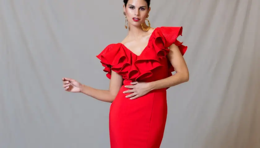 Mujer con vestido rojo voluminoso, ideal para saber como ir a una boda con vestido rojo.