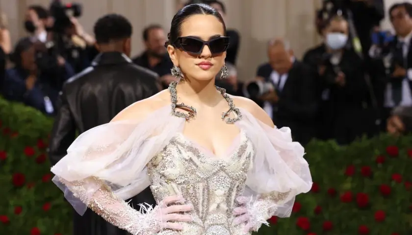Rosalía deslumbró en la Met Gala con un vestido blanco adornado, gafas de sol y guantes.