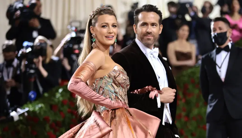 Blake Lively deslumbró en la Met Gala con un vestido transformable y joyas espectaculares. Ryan Reynolds la acompaña elegantemente.