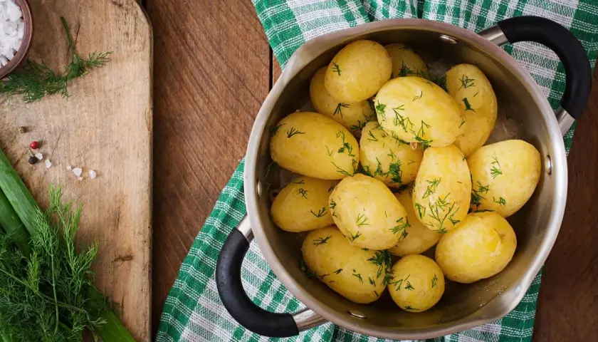 Patatas hervidas con eneldo, listas para la cena. Dicen que la patata hervida engorda por la noche, pero ¡qué ricas están!