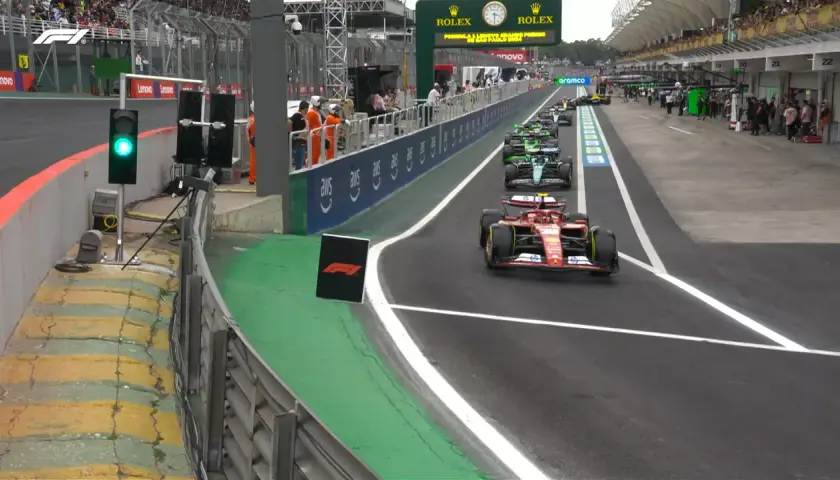 Semáforo en verde, listos para la carrera al sprint F1. Coches de Ferrari y Aston Martin en la parrilla.