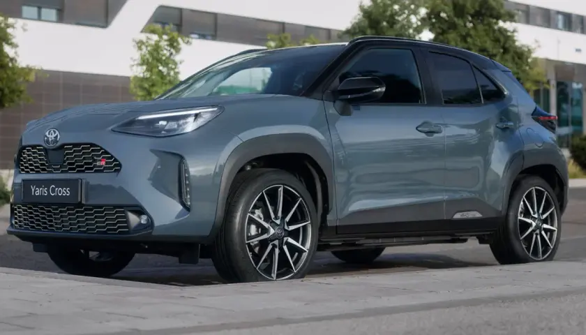 Toyota Yaris Cross GR Sport gris, con detalles deportivos y llantas negras. Conoce sus medidas y diseño.