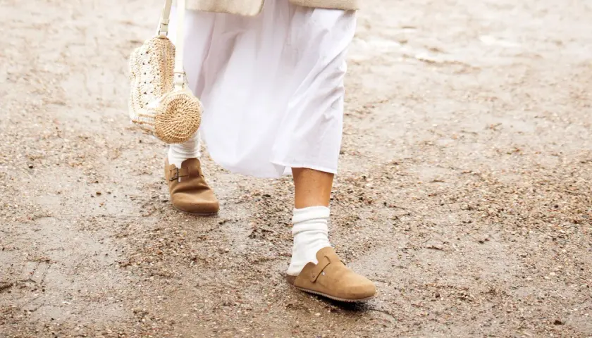 Paseo con estilo: unos cómodos **birkenstock con calcetines** blancos y un vestido veraniego.