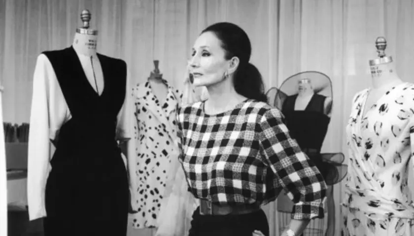 Jacqueline de Ribes, diseñadora, supervisa la confección de un vestido de lunares y otro estampado floral.