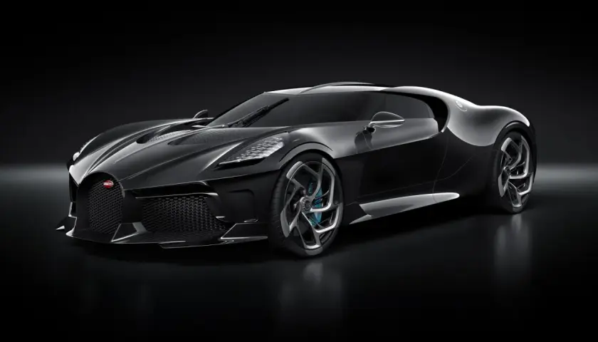 El Bugatti La Voiture Noire, un deportivo negro brillante con detalles plateados y llantas futuristas, se exhibe sobre un fondo oscuro.