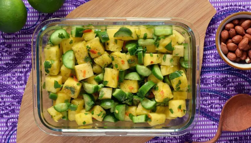 Ensalada fresca de piña y pepino, ideal para cenar. ¡Es bueno comer pepino por la noche!