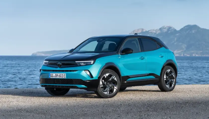 Opel Mokka eléctrico azul con techo negro, listo para explorar la costa. Su gran autonomía te lleva lejos.