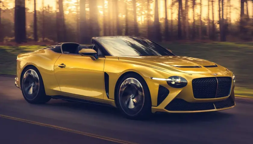 Un Bentley Mulliner Bacalar amarillo brillante recorre un camino boscoso al atardecer, con los rayos del sol filtrándose entre los árboles.