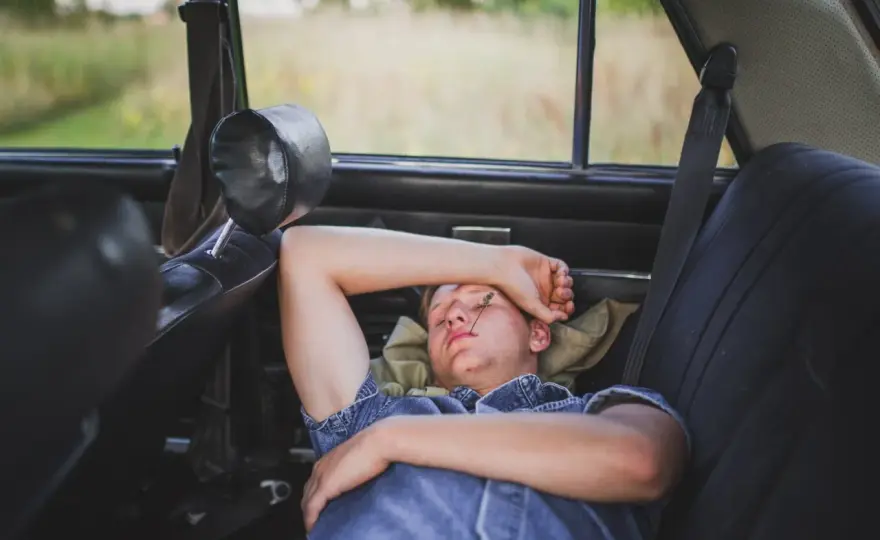 Dormir en el coche - ¿Es legal? Guía completa
