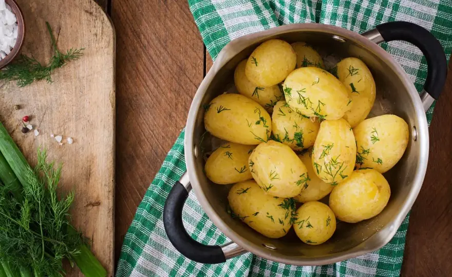 ¿La patata hervida engorda por la noche? La verdad y cómo cenarla