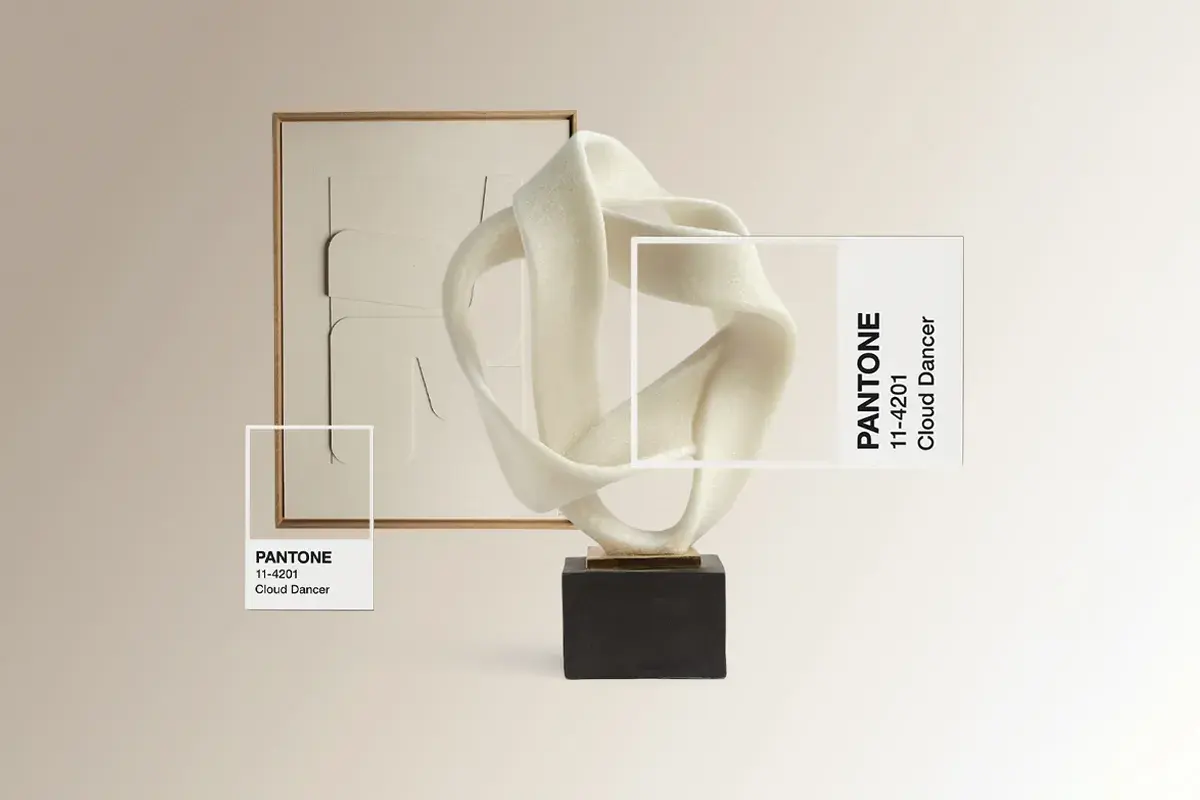 Escultura abstracta en tonos crema, con un marco de madera y muestras de color Pantone "Cloud Dancer".