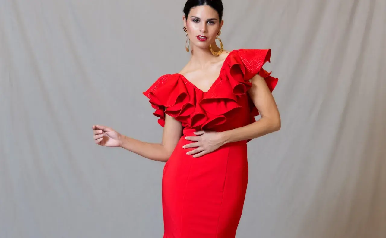 Mujer con vestido rojo voluminoso, ideal para saber como ir a una boda con vestido rojo.