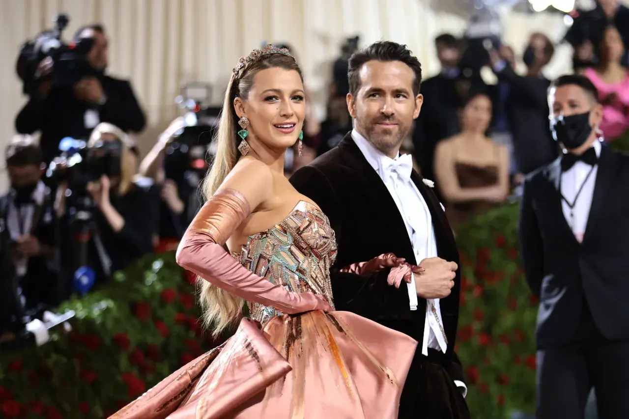 Blake Lively deslumbró en la Met Gala con un vestido transformable y joyas espectaculares. Ryan Reynolds la acompaña elegantemente.
