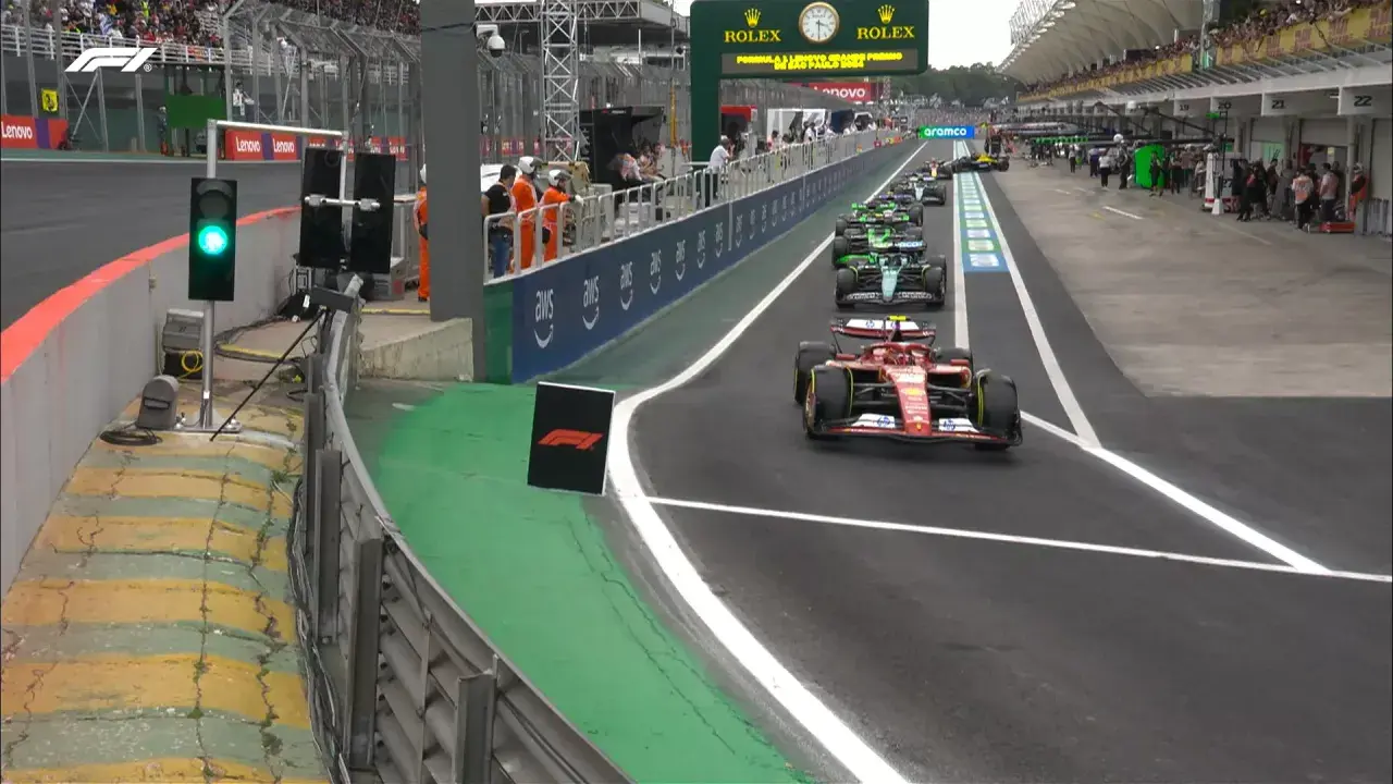 Semáforo en verde, listos para la carrera al sprint F1. Coches de Ferrari y Aston Martin en la parrilla.