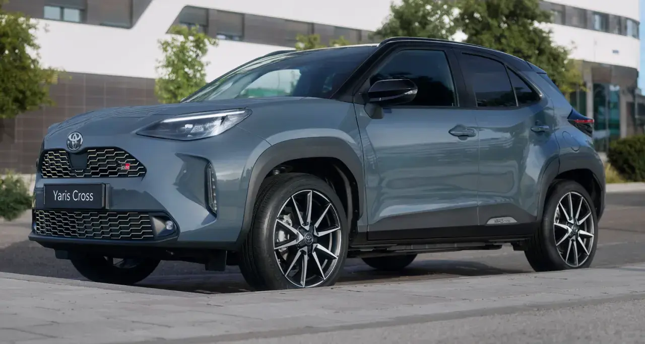 Toyota Yaris Cross GR Sport gris, con detalles deportivos y llantas negras. Conoce sus medidas y diseño.