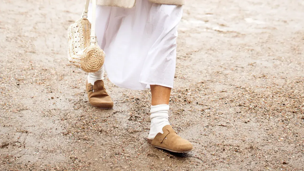 Paseo con estilo: unos cómodos **birkenstock con calcetines** blancos y un vestido veraniego.