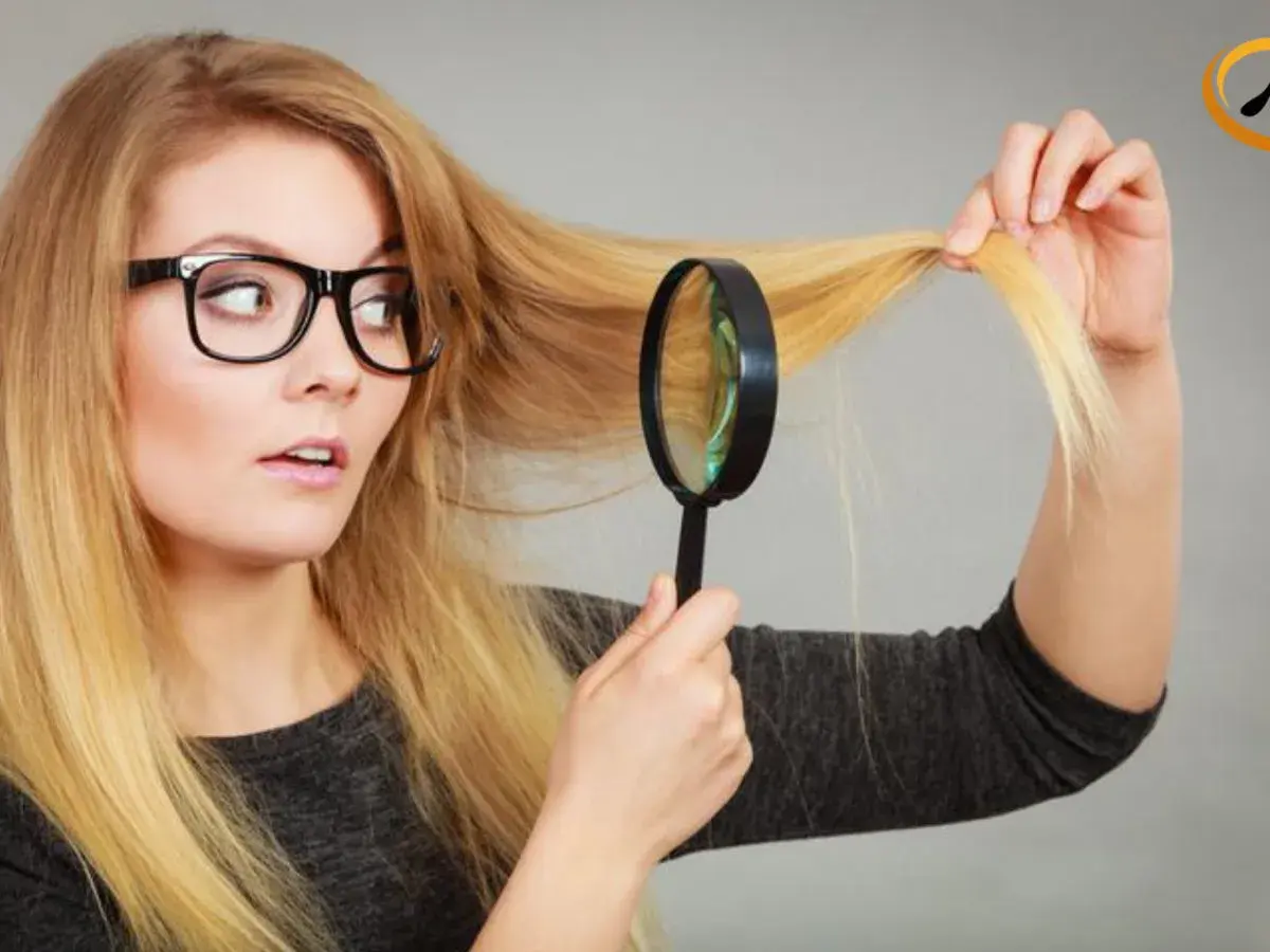 Mujer con gafas examina su cabello rubio con lupa, preocupada porque no me crece el pelo.