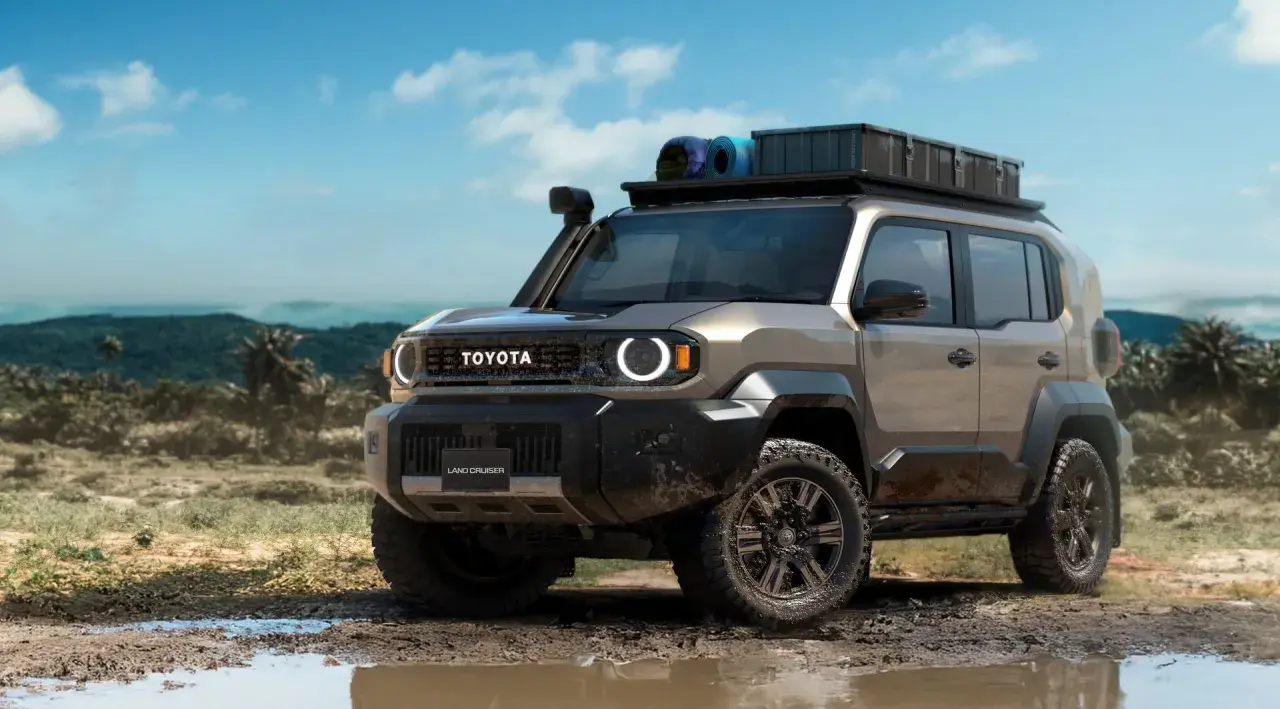 Un Toyota Land Cruiser FJ listo para la aventura, con equipo de campamento en el techo, avanza por un camino embarrado en un paisaje tropical.