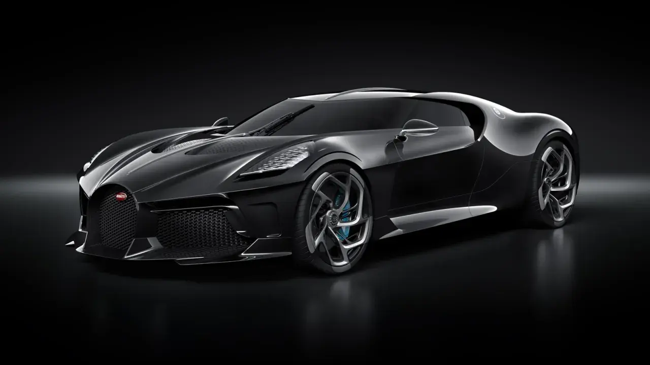 El Bugatti La Voiture Noire, un deportivo negro brillante con detalles plateados y llantas futuristas, se exhibe sobre un fondo oscuro.