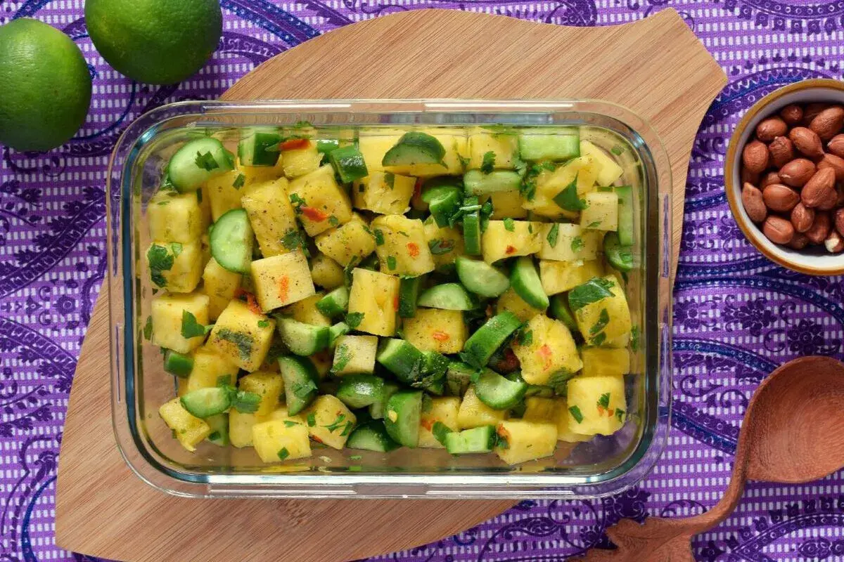 Ensalada fresca de piña y pepino, ideal para cenar. ¡Es bueno comer pepino por la noche!