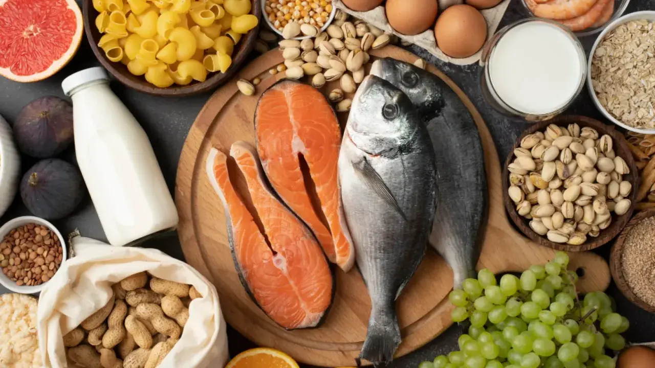 Pescado, salmón, huevos, leche, pistachos y uvas: alimentos ricos en magnesio y vitamina D para una dieta equilibrada.
