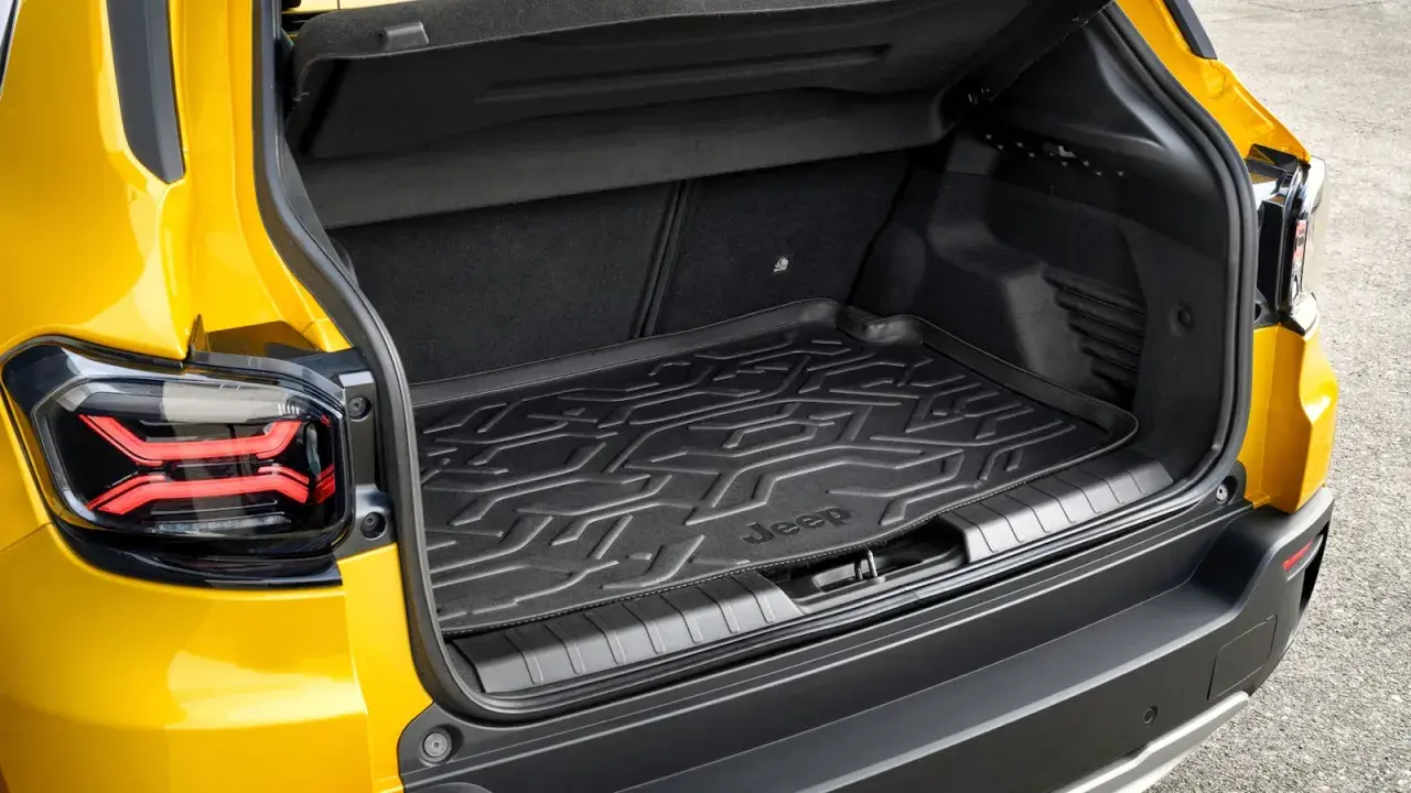 Maletero del Jeep Avenger con alfombrilla protectora negra con diseño geométrico y logo Jeep.