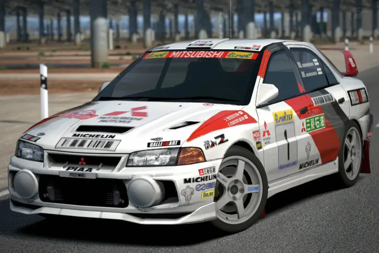 Mitsubishi Lancer Evo 4 de rally, blanco con detalles rojos y negros. Las opiniones sobre este coche son excelentes.