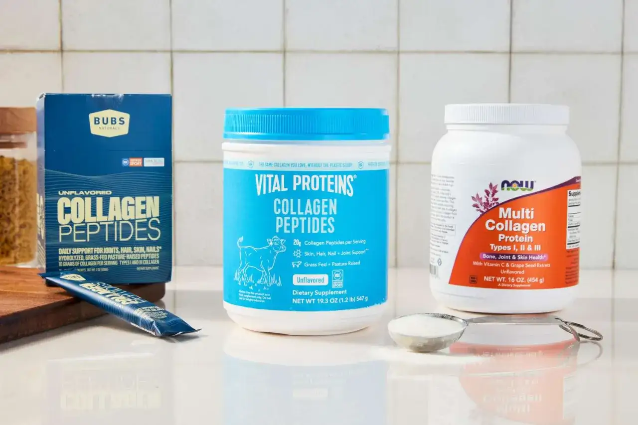 Tres envases de p&eacute;ptidos de col&aacute;geno, incluyendo Vital Proteins y Bubs Naturals, para el cuidado de la piel y el bienestar general.