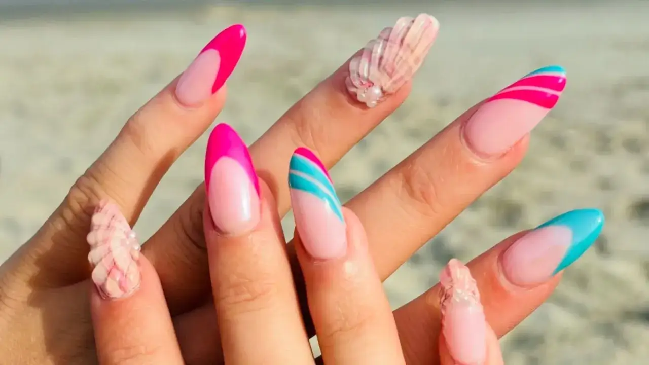 Manos con uñas en tendencia: diseños french con toques neón, degradados y adornos de conchas marinas y perlas. ¡Perfectas para el verano!