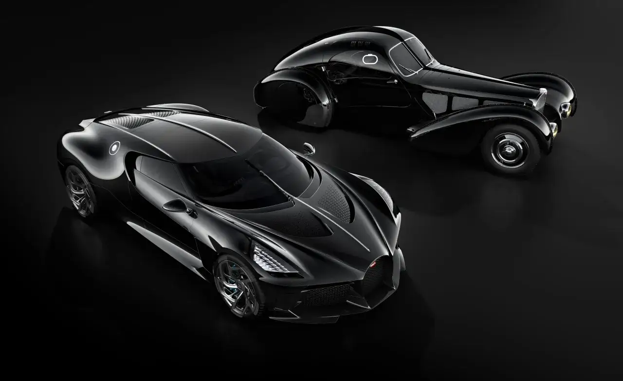 Dos Bugatti negros, uno moderno y otro cl&aacute;sico, evocan la elegancia del Bugatti La Voiture Noire.