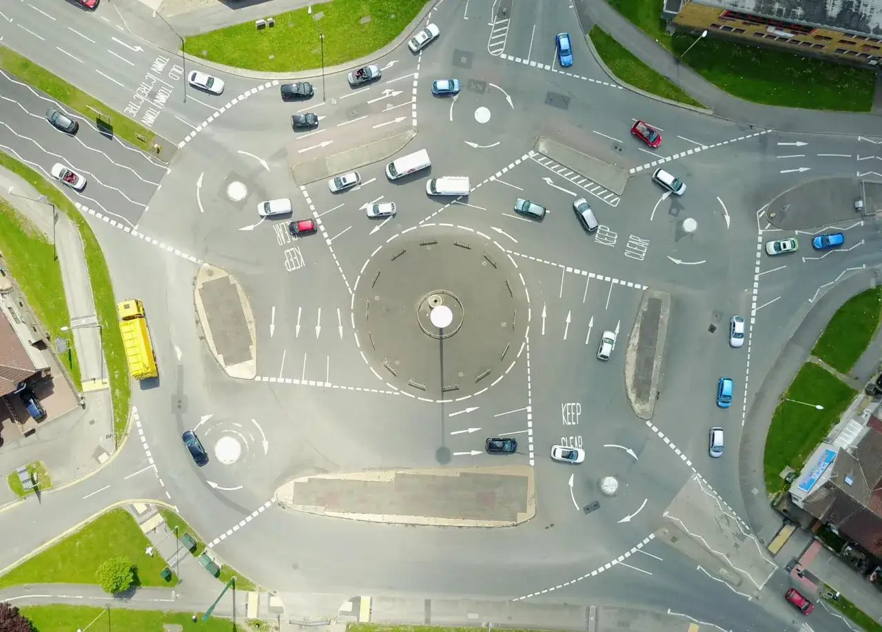 Vista aérea de una rotonda con varios coches circulando. Quizás así se explica porque los ingleses conducen por la izquierda.