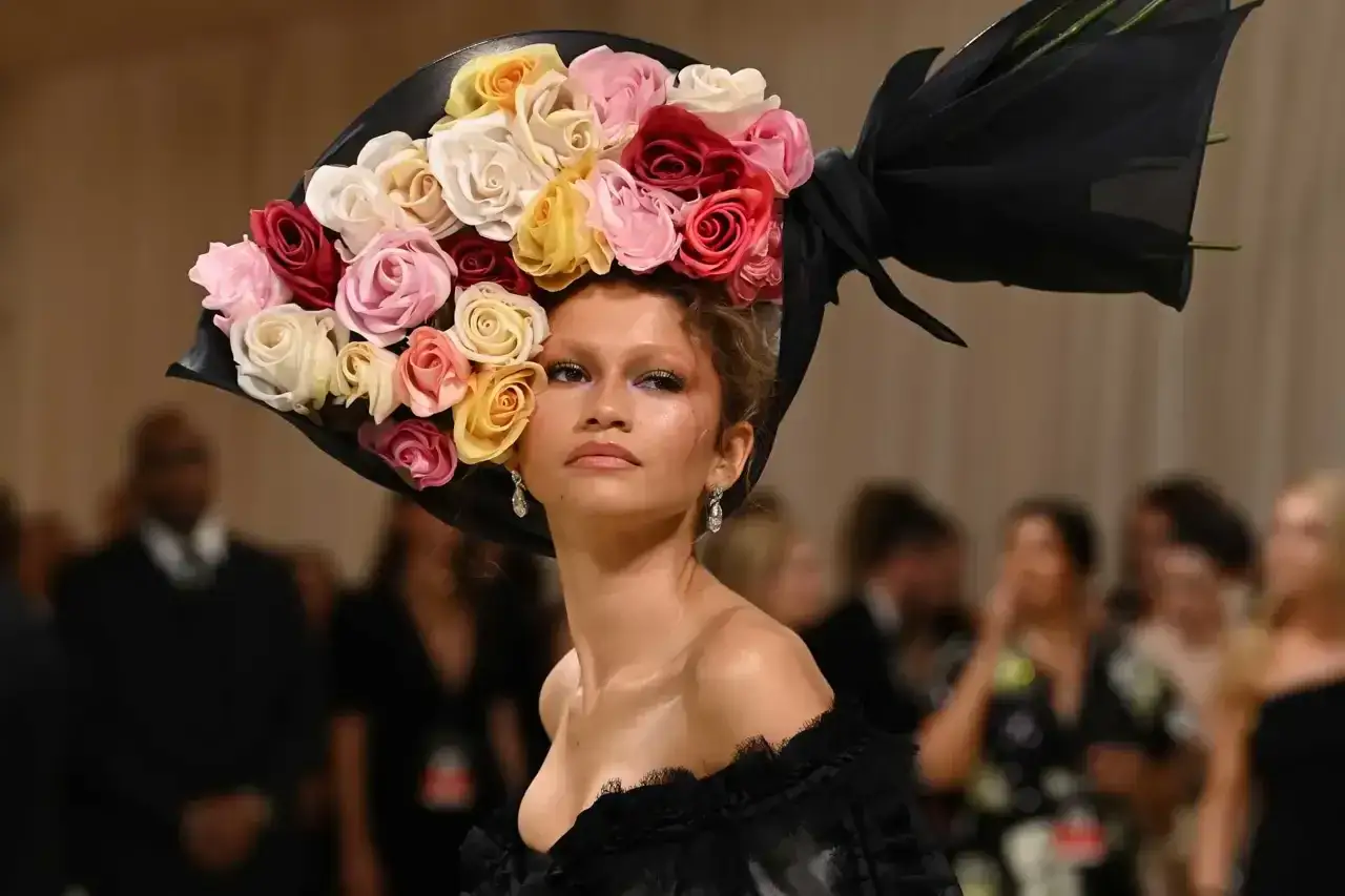 Zendaya deslumbr&oacute; en la Met Gala con un espectacular tocado de rosas, un look que la hizo brillar.