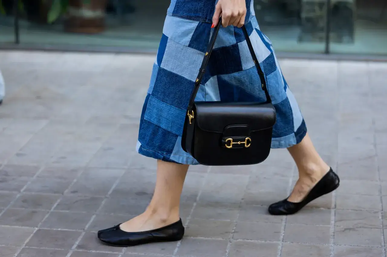 Estilo patchwork de mezclilla, bolso negro y bailarinas negras, perfecto para la moda primavera verano.