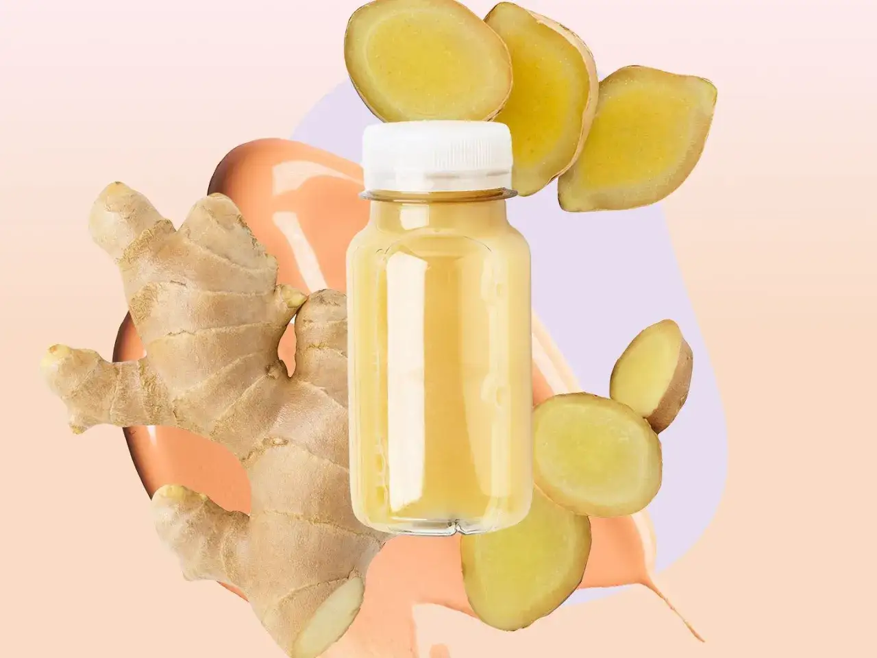 Botella de ginger shot rodeada de jengibre fresco y rodajas. Descubre los ginger shot beneficios para tu bienestar.