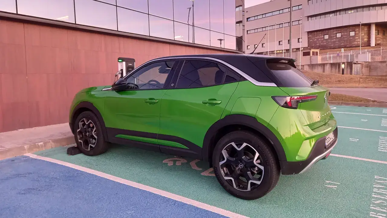 Opel Mokka el&eacute;ctrico verde, listo para cargar. Su gran autonom&iacute;a te permite explorar sin l&iacute;mites.