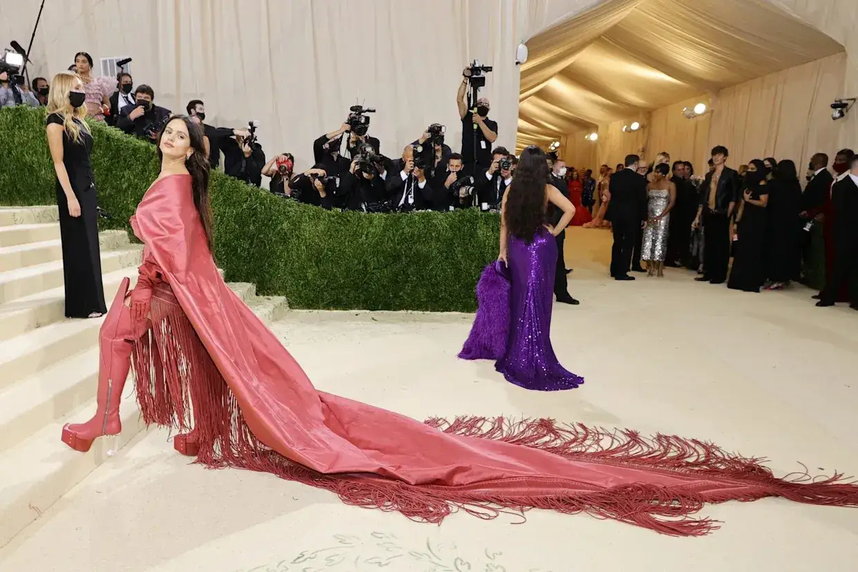 Rosal&iacute;a deslumbra en la Met Gala con un espectacular vestido rosa con flecos y botas a juego.
