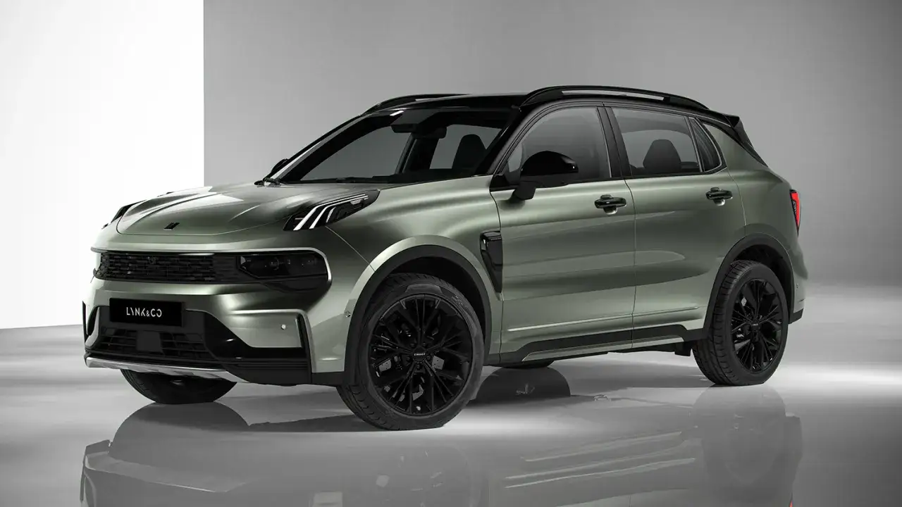 Un elegante SUV Lynk & Co 01 en color verde met&aacute;lico, con techo negro y llantas negras, posa sobre un suelo reflectante.