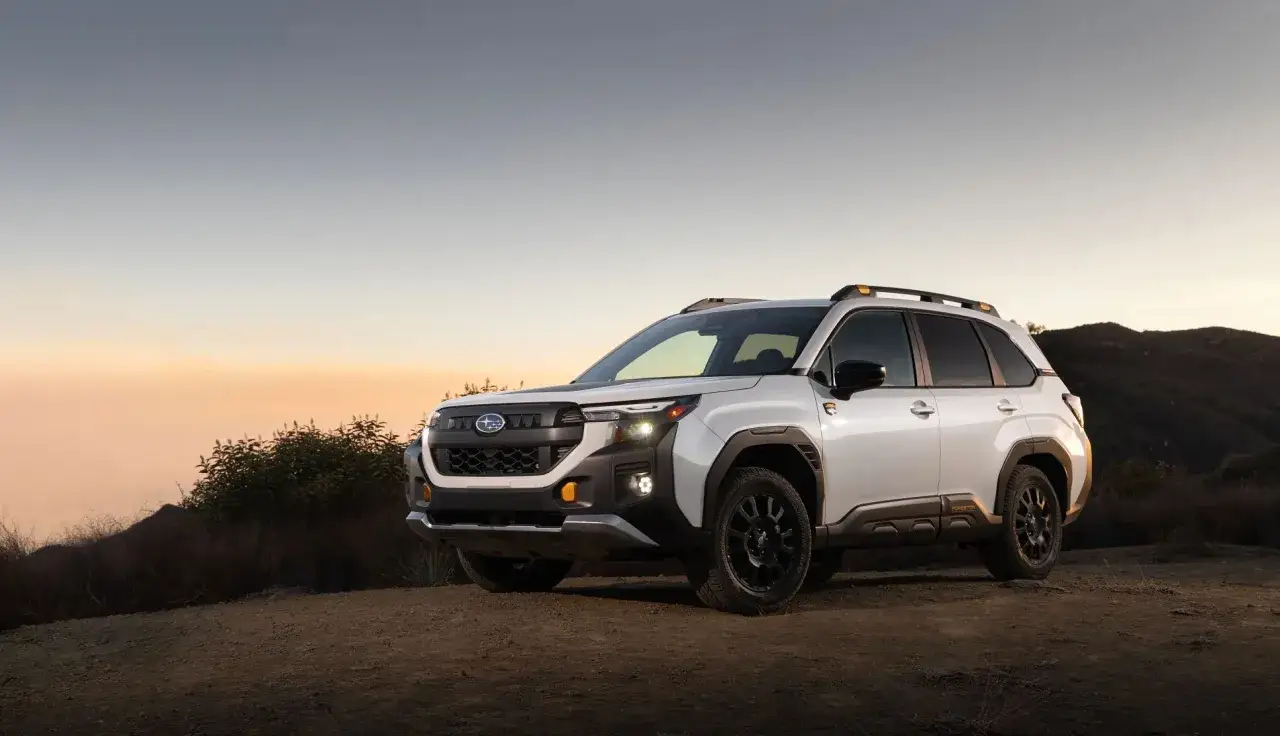 Blanco SUV Subaru en terreno monta&ntilde;oso al atardecer. Un veh&iacute;culo robusto y confiable, listo para la aventura.