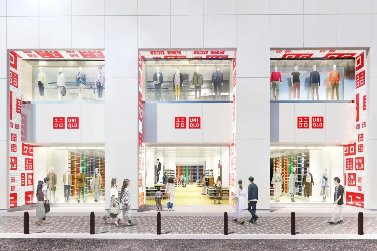 Fachada de tienda Uniqlo, marca de origen japon&eacute;s, con maniqu&iacute;es y clientes.