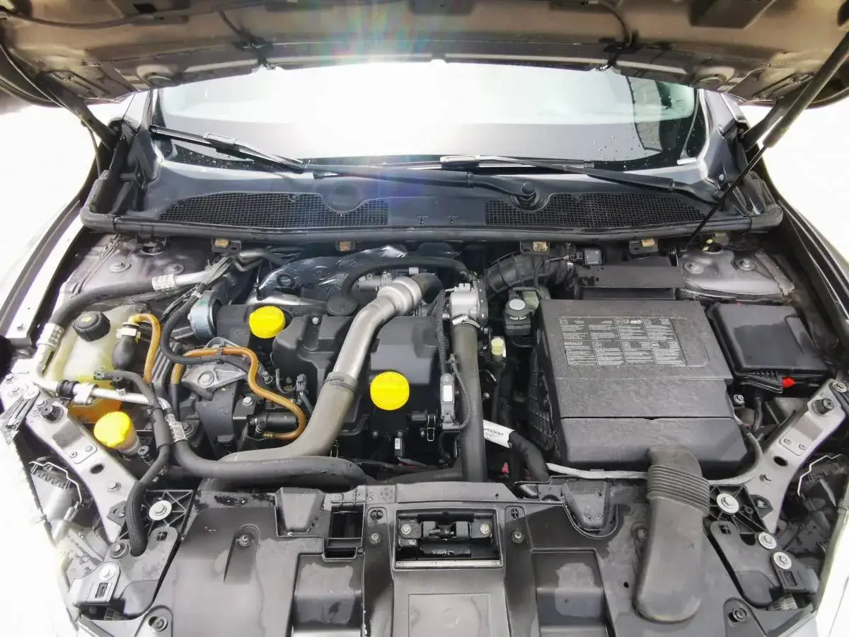 Compartimento del motor k9k 1.5 dci, con sus componentes visibles y tubos.
