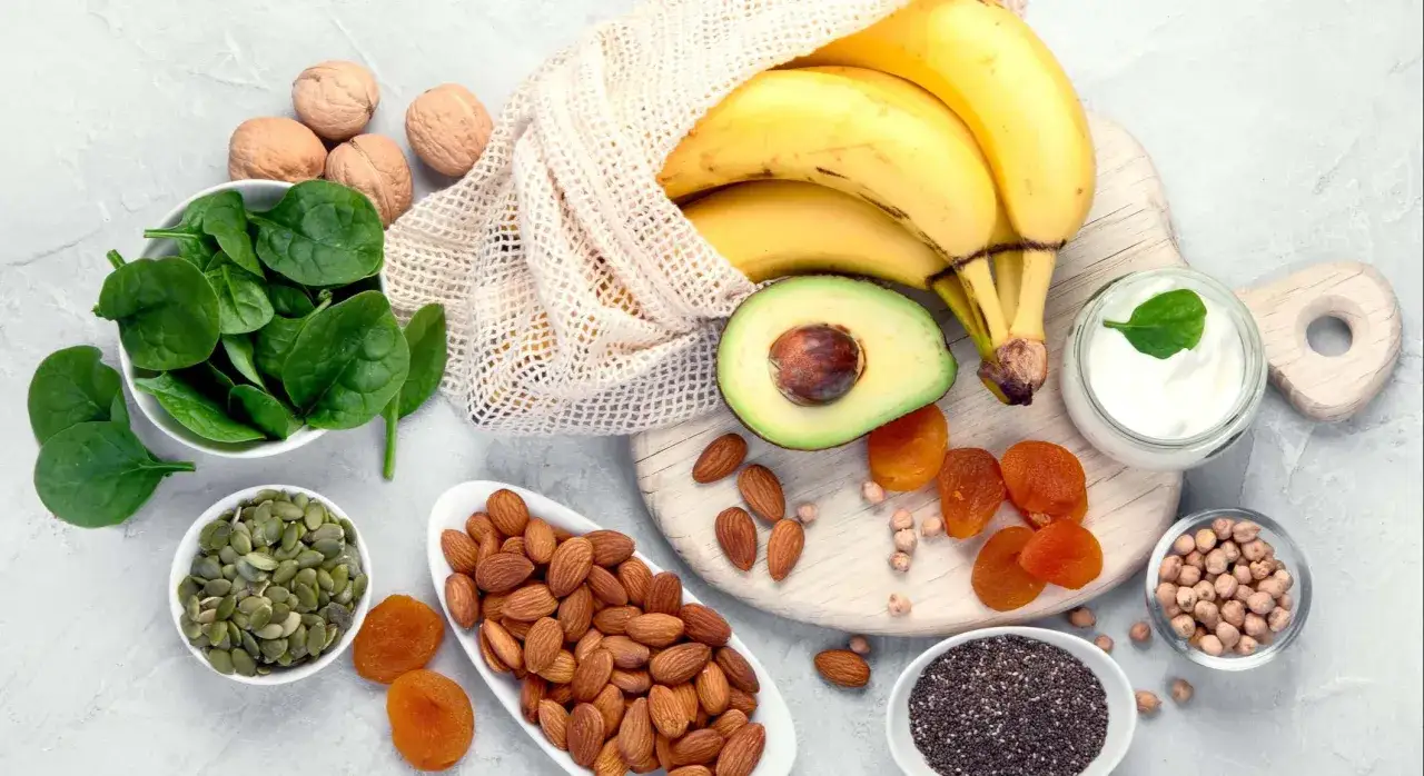 Alimentos con magnesio y vitamina D: espinacas, pl&aacute;tanos, aguacate, almendras, semillas de calabaza, yogur, albaricoques secos y garbanzos.