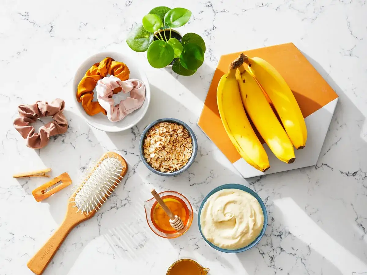 Ingredientes para mascarillas hidratantes pelo: pl&aacute;tanos, avena, miel, y un cepillo.