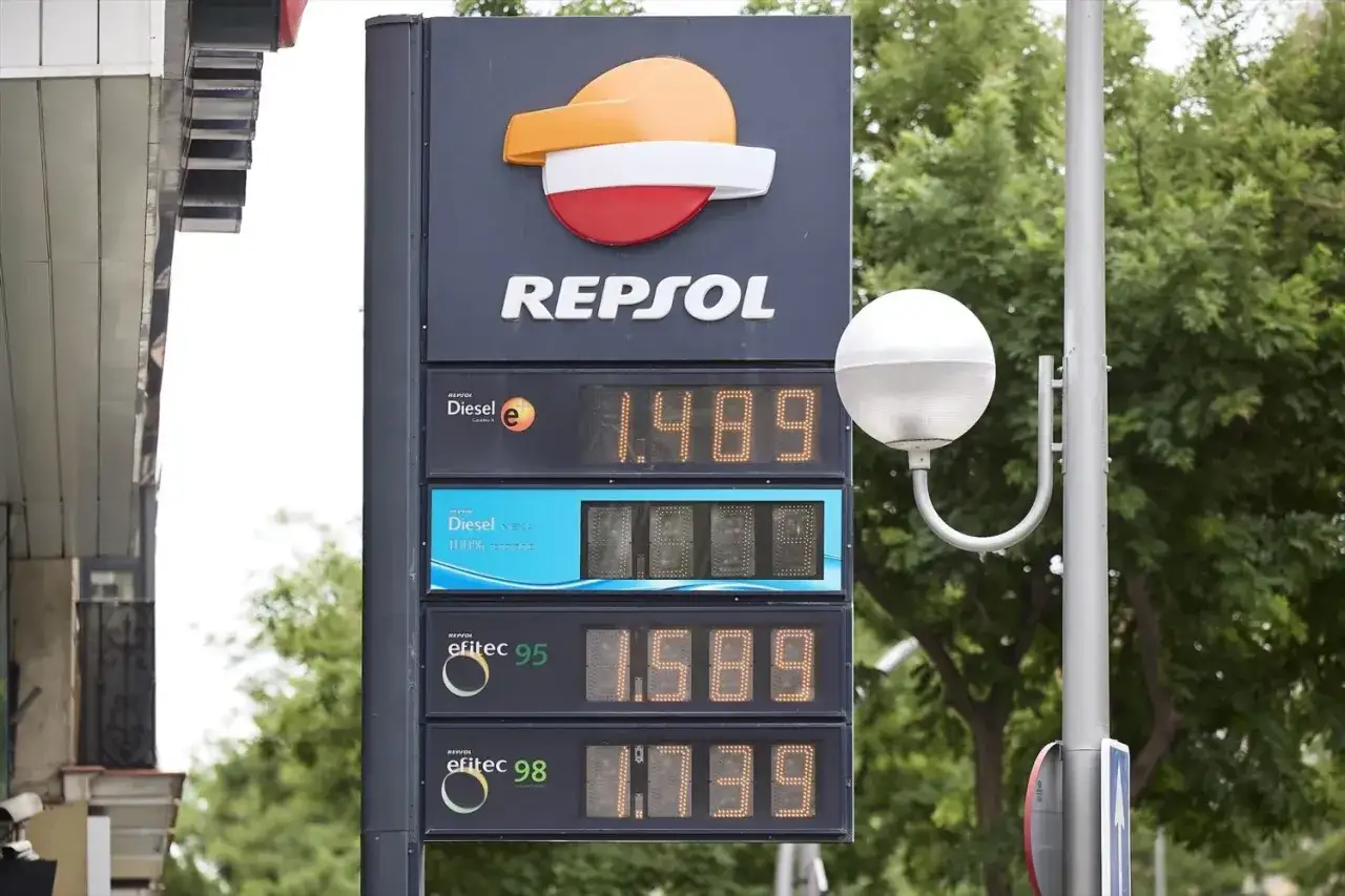 Letrero de Repsol muestra precios elevados de gasolina y di&eacute;sel, reflejando la subida de la gasolina.