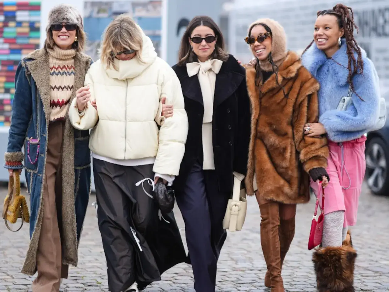 Cinco mujeres lucen abrigos de pelo, acolchados y de pana, con accesorios llamativos. ¡Un adelanto de la moda otoño invierno 2025!