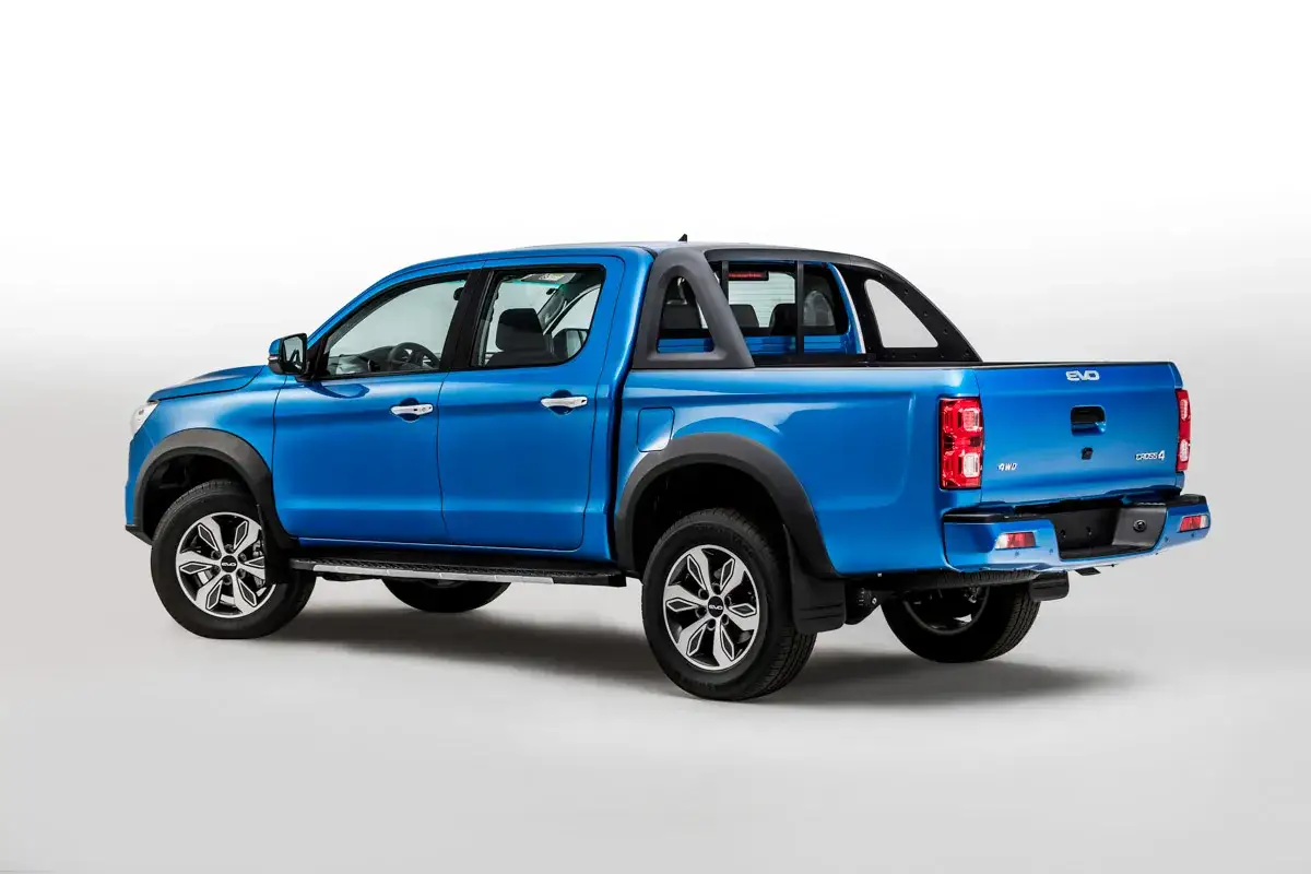 Camioneta azul brillante, modelo EVO Cross 4, con detalles en negro y llantas deportivas. Ideal para quienes buscan opiniones sobre este veh&iacute;culo.