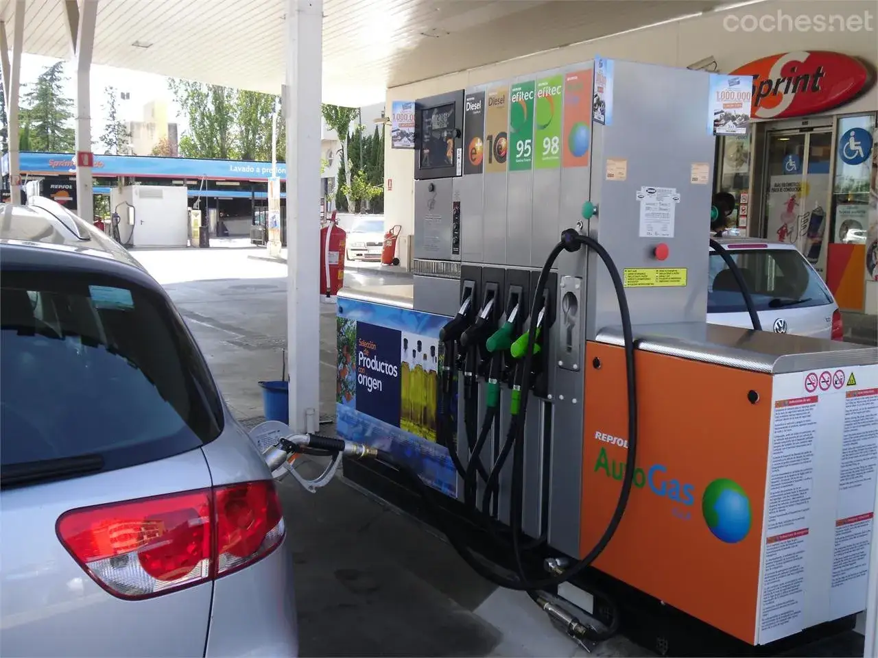 Estaci&oacute;n de servicio Repsol AutoGas. Un coche plateado se est&aacute; repostando. &iquest;Es rentable el GLP?
