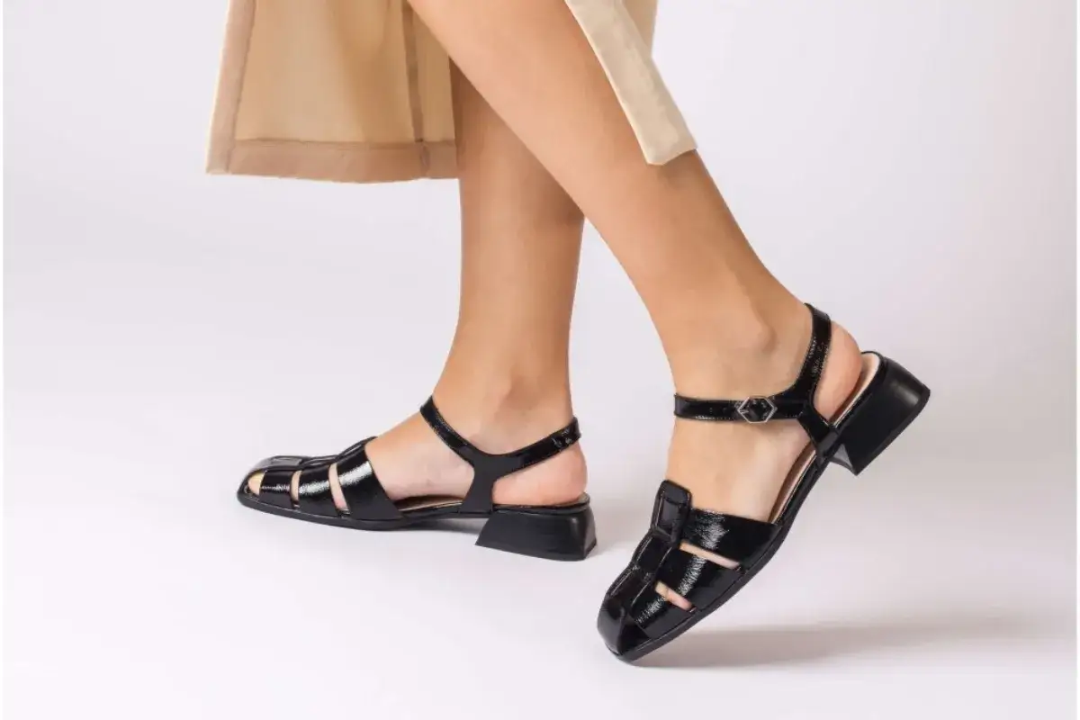 Sandalias negras de charol con tiras, perfectas para la moda primavera verano.