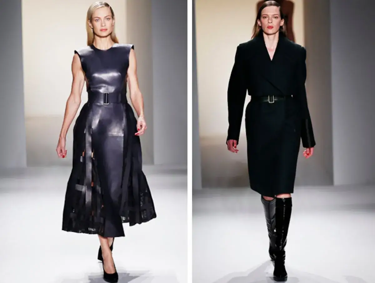 Modelos desfilan con creaciones de Calvin Klein (dise&ntilde;ador): un vestido de cuero negro y un conjunto de abrigo y falda.