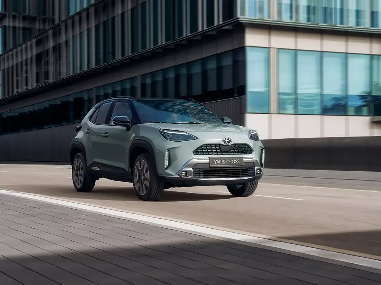 Toyota Yaris Cross híbrido en movimiento, ideal para la ciudad. Conoce sus medidas.