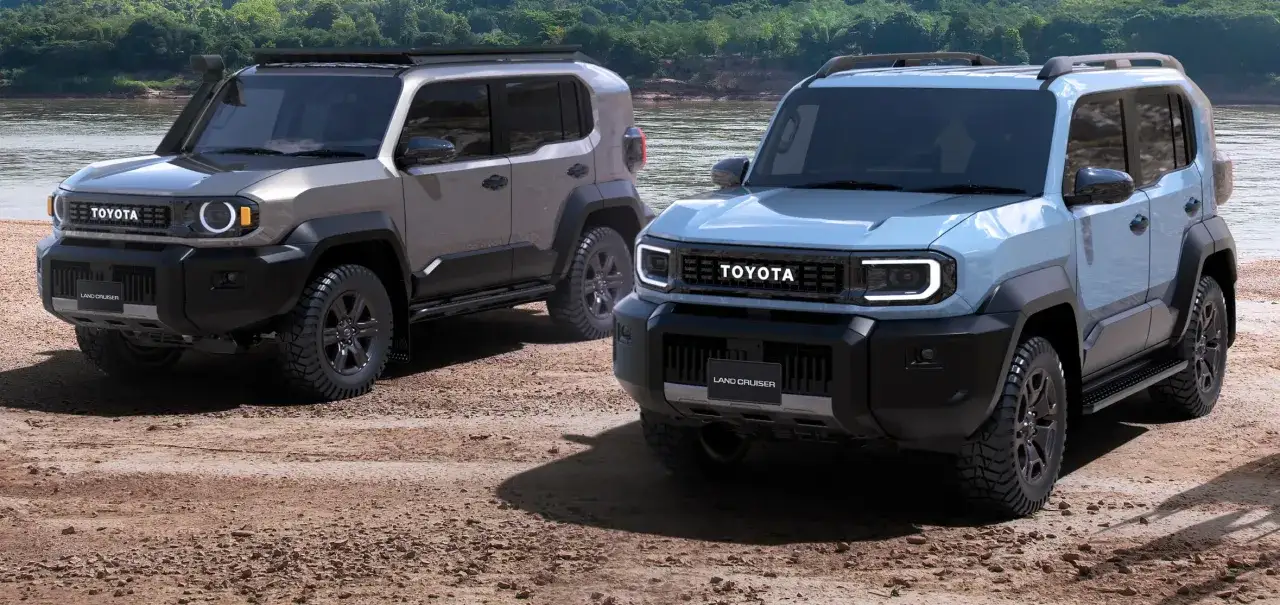 Dos Toyota Land Cruiser FJ listos para la aventura en la orilla de un r&iacute;o, uno gris y otro azul claro.